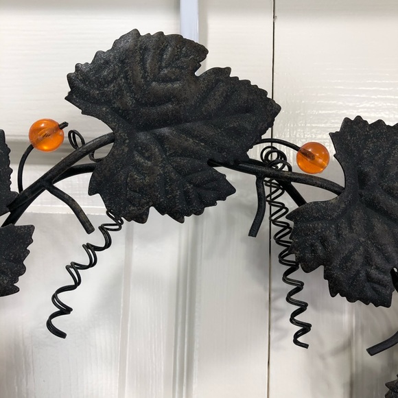 Halloween black with orange beads metal wreath - Picture 3 of 4